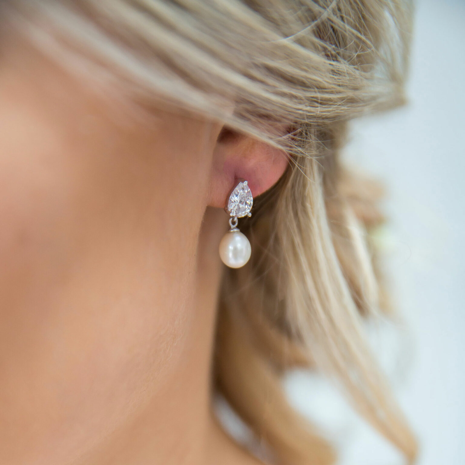 Teardrop cubic zirconia and drop pearl earrings