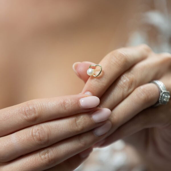 Gold-plated heart with pearl stud earrings - Image 2