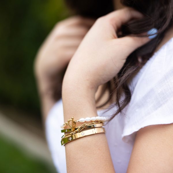 Gold clover bangle with sparkle - Image 4