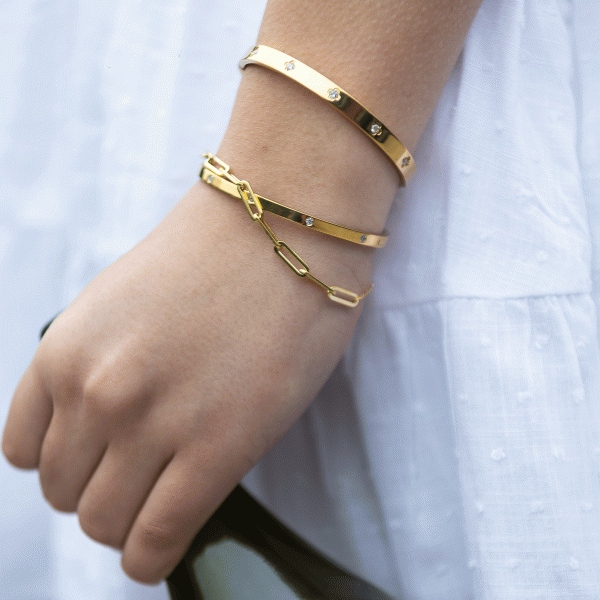 Gold bangle with a touch of sparkle - Image 2