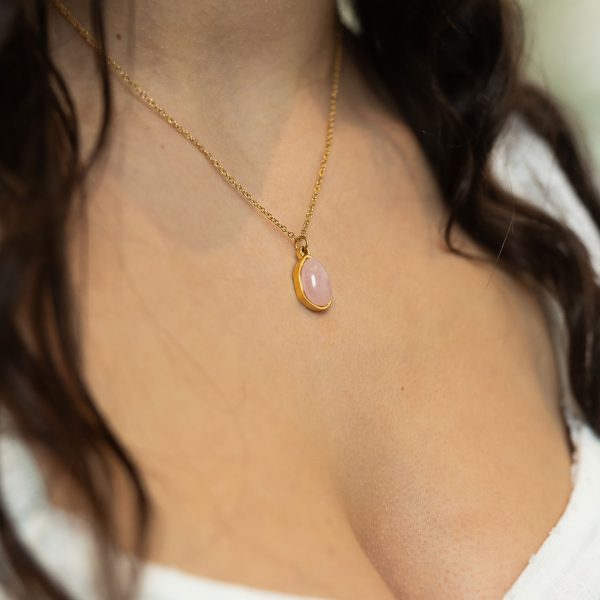 Rose quartz pendant necklace