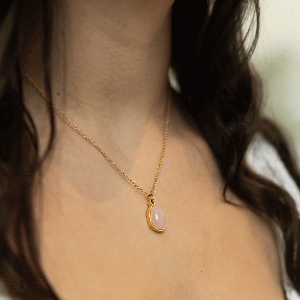 Rose quartz pendant necklace