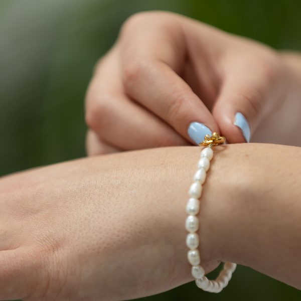 White pearl bracelet with t-bar - Image 2