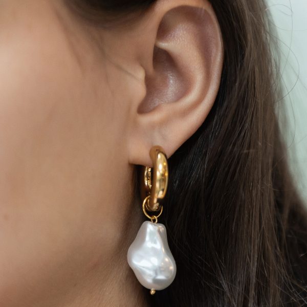 Chunky pearlesque hoop earrings