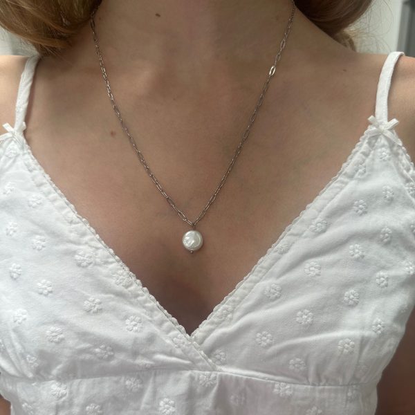 Silver-coloured fine paperclip necklace with baroque pearl