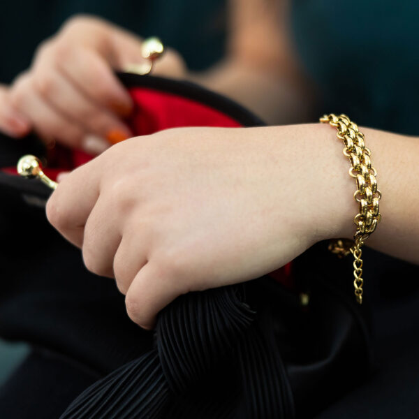 Chunky gold chain bracelet