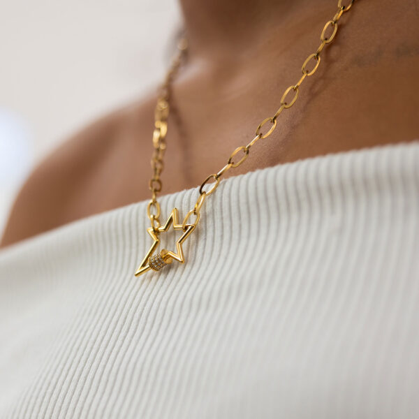 Large link and stretch star necklace