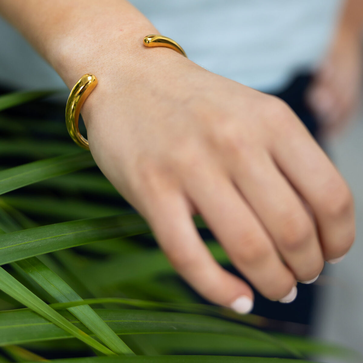 Gold-coloured curve bangle