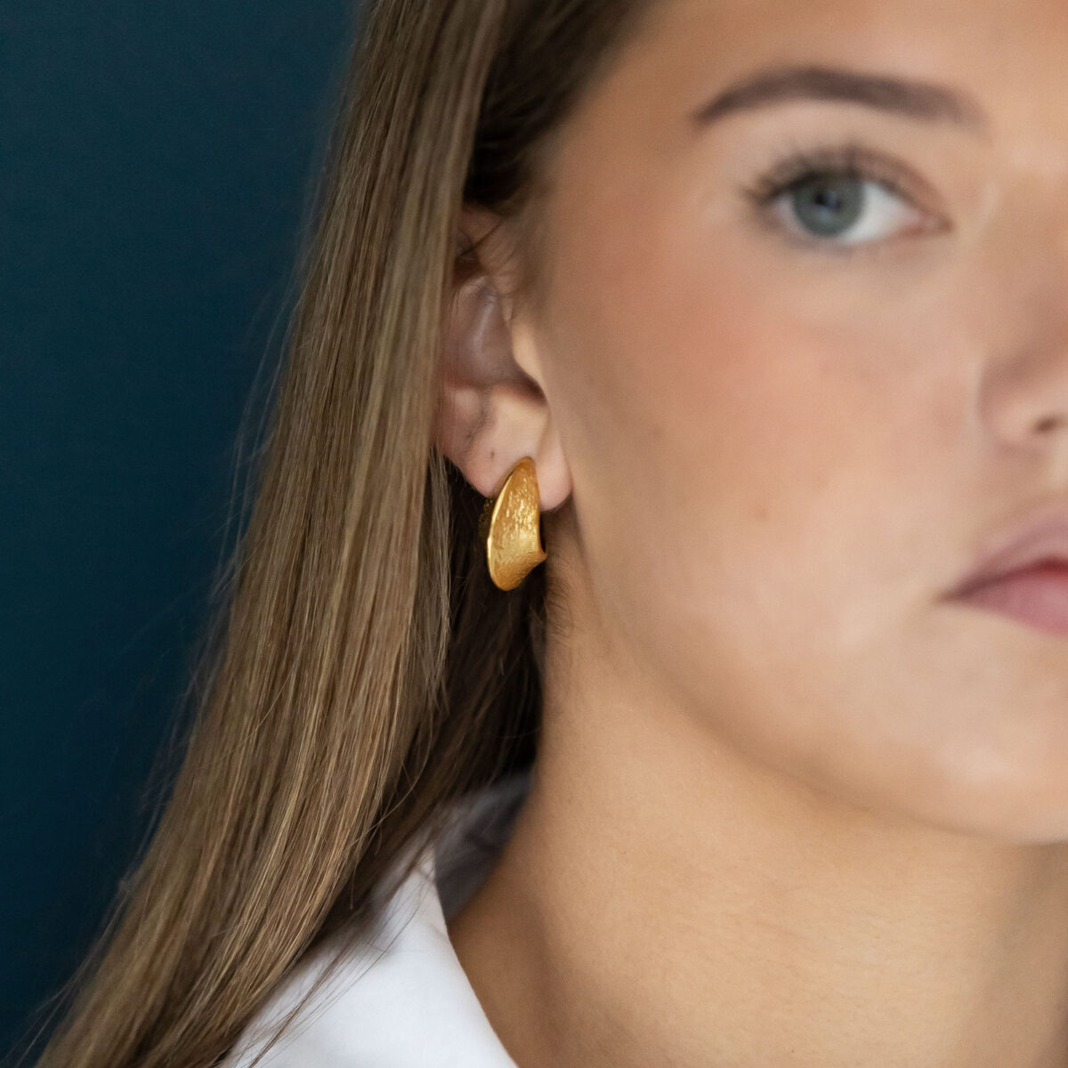 Textured curve hoop earrings